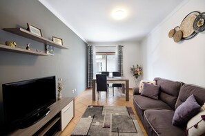 TV - Apartment 'T2 Near the Beach' with Shared Terrace and Wi-Fi (Gafanha da Nazaré)