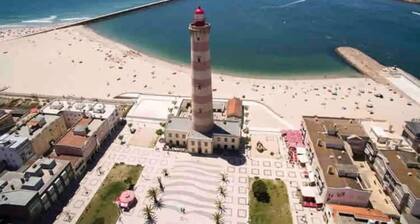 Apartamento 'T2 Cerca de la Playa' con Terraza Compartida y Wi-Fi