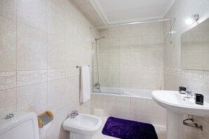 Badewanne, Haartrockner, Handtücher