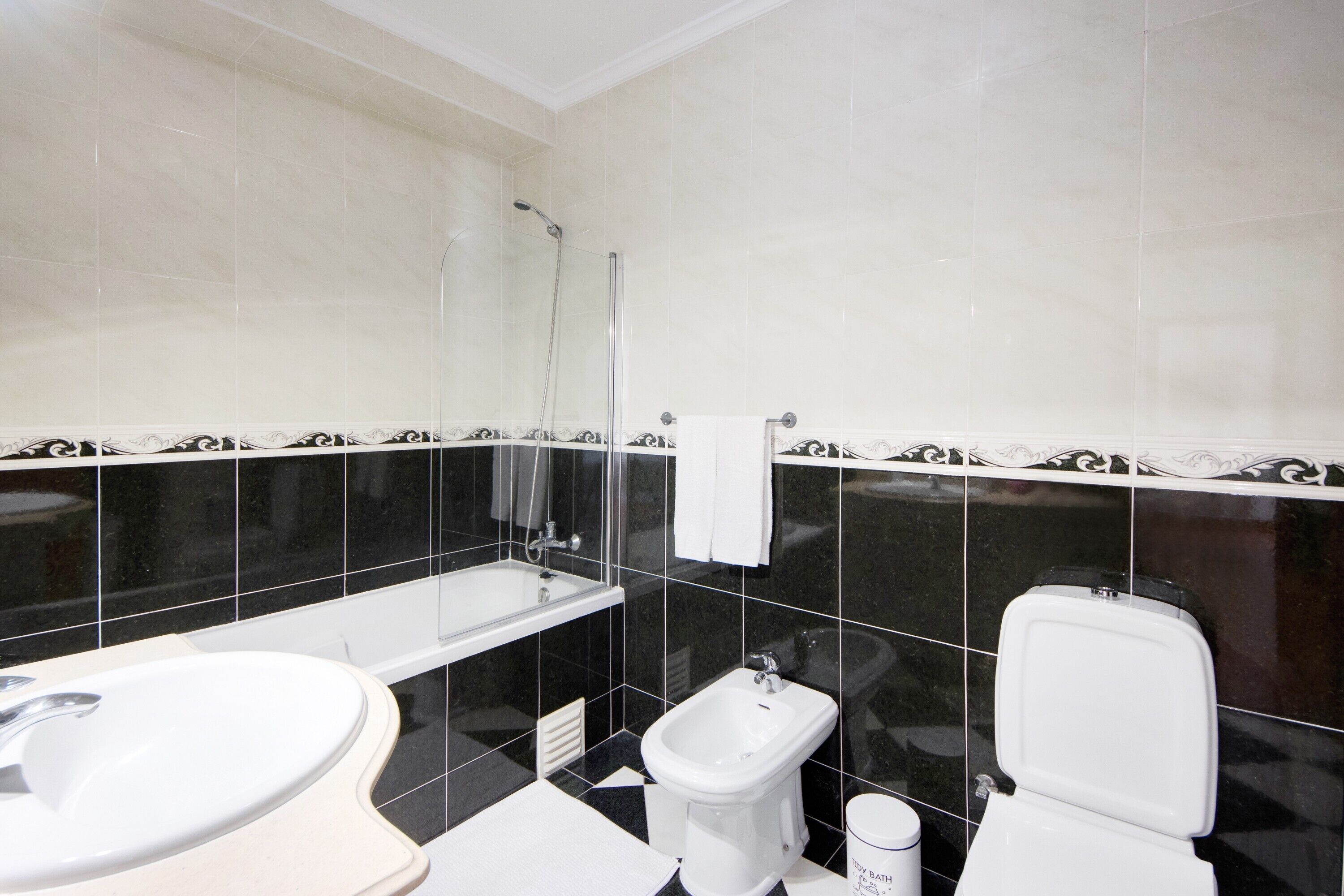 Badekar, hårtørrer, håndklæder