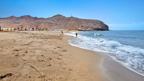 A beach with footprints, a mountain, and a clear sky. - Holiday Home "Casa Rosi" with Mountain Views and Wi-Fi (Gran Tarajal)