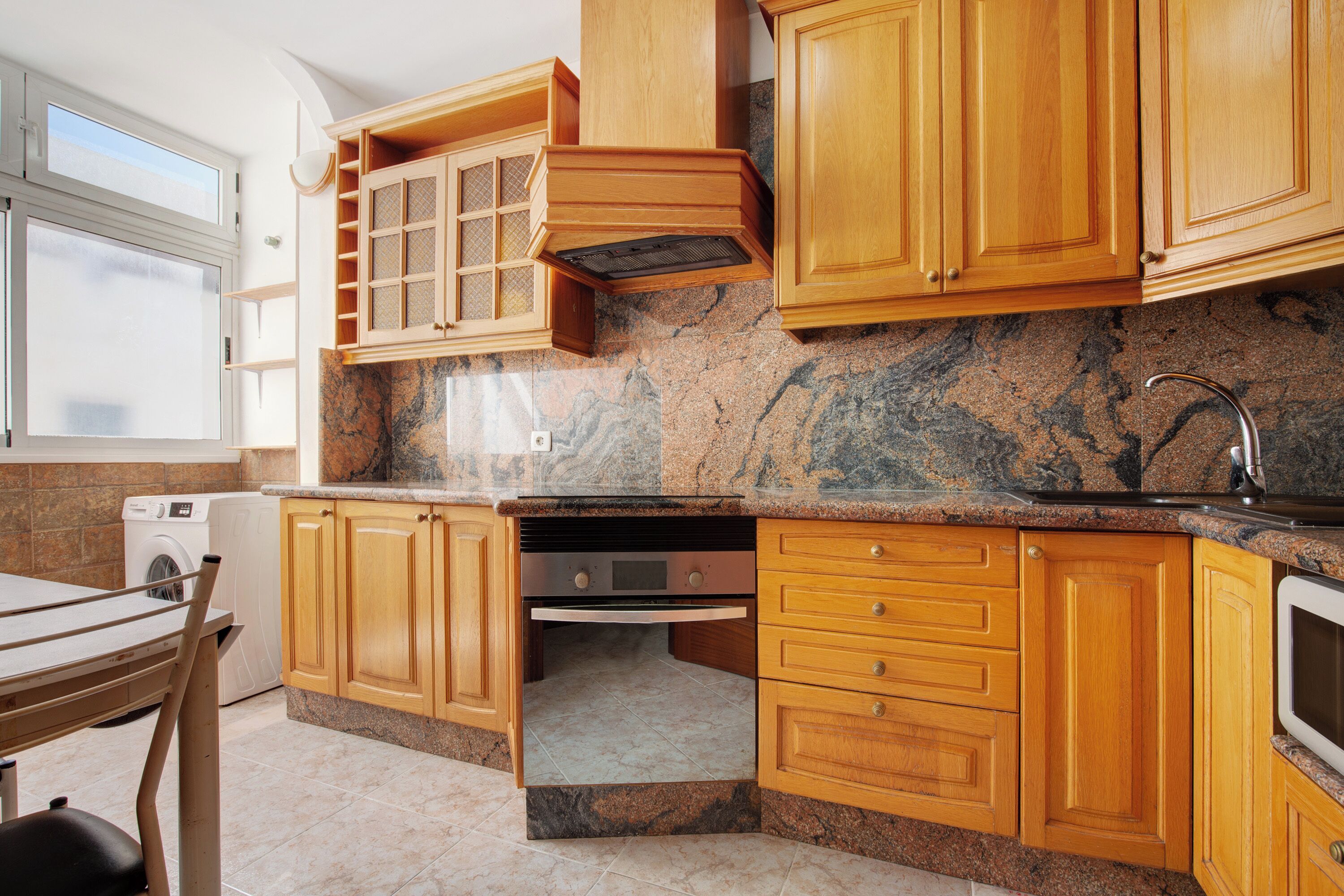 Een koelkast, een magnetron, een oven, een kookplaat