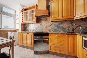 Frigorifero, microonde, forno, piano cottura