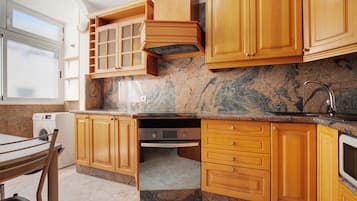 Frigorífico, microondas, horno y placa de cocina