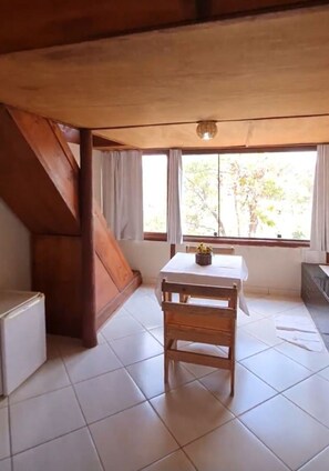 Deluxe-Zimmer, Gartenblick, Zwischengeschoss | Minibar, kostenlose Zustellbetten, Bettwäsche