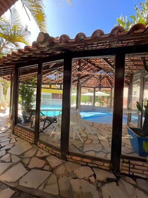 2 Innenpools, geöffnet von 12:00 Uhr bis 17:00 Uhr, Sonnenschirme