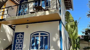 Minibar, camas extra gratis y ropa de cama