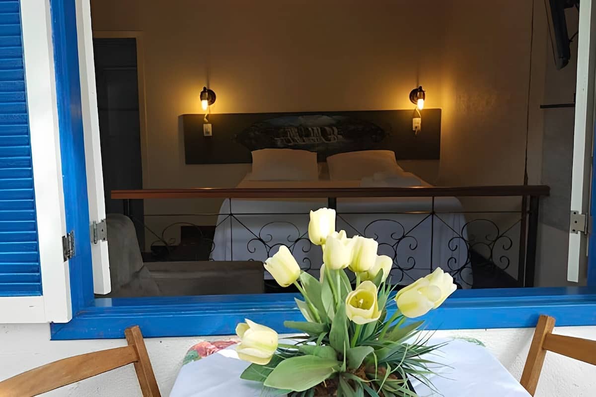 Royal Room | Minibar, free rollaway beds, bed sheets