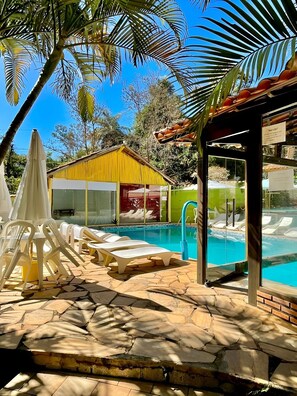 2 piscinas cubiertas (de 12:00 a 17:00), sombrillas, tumbonas
