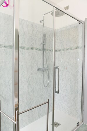 Shower, hair dryer, bidet, towels - Apartments Arco in Centro Stivo (Arco)