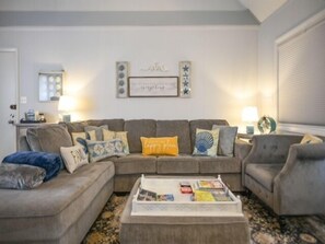 Living area - 3 bedroom home located near OC Art Center, A/C Washer/Dryer, Grill on Deck  (Ocean City)