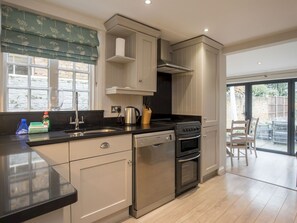 Fridge, microwave, oven, dishwasher - Cosy 6 Sleeper House Central Windsor - Pass the Keys (Windsor)