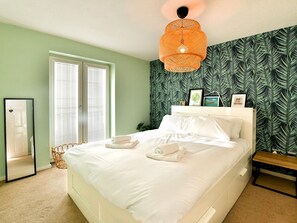 2 bedrooms, iron/ironing board, free WiFi, bed sheets - Cosy 2 Bed Apartment with Parking - Pass the Keys (Cardiff)