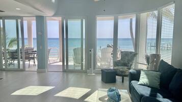 Een smart-tv, videogames, boeken en een stereo