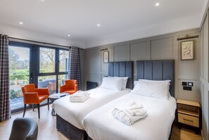 1 habitación, escritorio y espacio para trabajar con laptop 