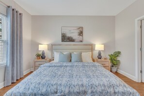 3 bedrooms, desk, iron/ironing board, travel cot - Luxury Group Retreat. Kid and Pet Friendly (Savannah)