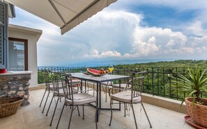 Outdoor dining - Villa Aura - Historical country house renovated and with modern furniture (Dobrinj)