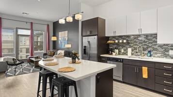 Een koelkast, een magnetron, een oven, een kookplaat