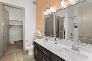 Tina, secadora de cabello, toallas 