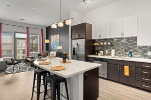 Kjøleskap, mikrobølgeovn, ovn og kokeplater