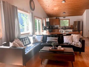 Smart TV, chimenea, videojuegos y futbolito 