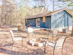 Outdoor dining - The Den at Livingston (Mountain View)