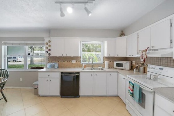 Frigorífic, microones, placa de cuina i rentaplats