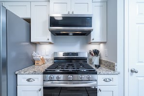 Rumah, Beberapa Tempat Tidur, patio, pemandangan kebun (Southern Comfort) | Dapur pribadi | Lemari es, microwave, oven, dan kompor