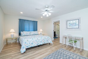 3 bedrooms, individually decorated, individually furnished, free WiFi - Renovated Home Near Beach and Shopping (Destin)