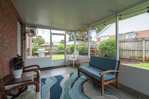Outdoor dining - Renovated Home Near Beach and Shopping (Destin)