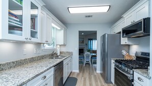 Maison, Plusieurs lits, patio, vue sur le jardin (Southern Comfort) | Cuisine privée | Cafetière-théière, réfrigérateur, four à micro-ondes, un four