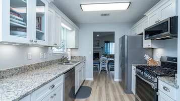 House, Multiple Beds, Patio, Garden View (Southern Comfort) | Private kitchen | Fridge, microwave, oven, stovetop