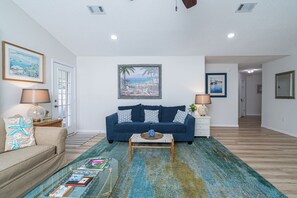 Ferienhaus, Mehrere Betten, Terrasse, Gartenblick (Southern Comfort) | Wohnbereich | 42-Zoll-Flachbildfernseher mit Digitalempfang