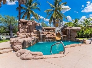 Una piscina al aire libre, una piscina climatizada