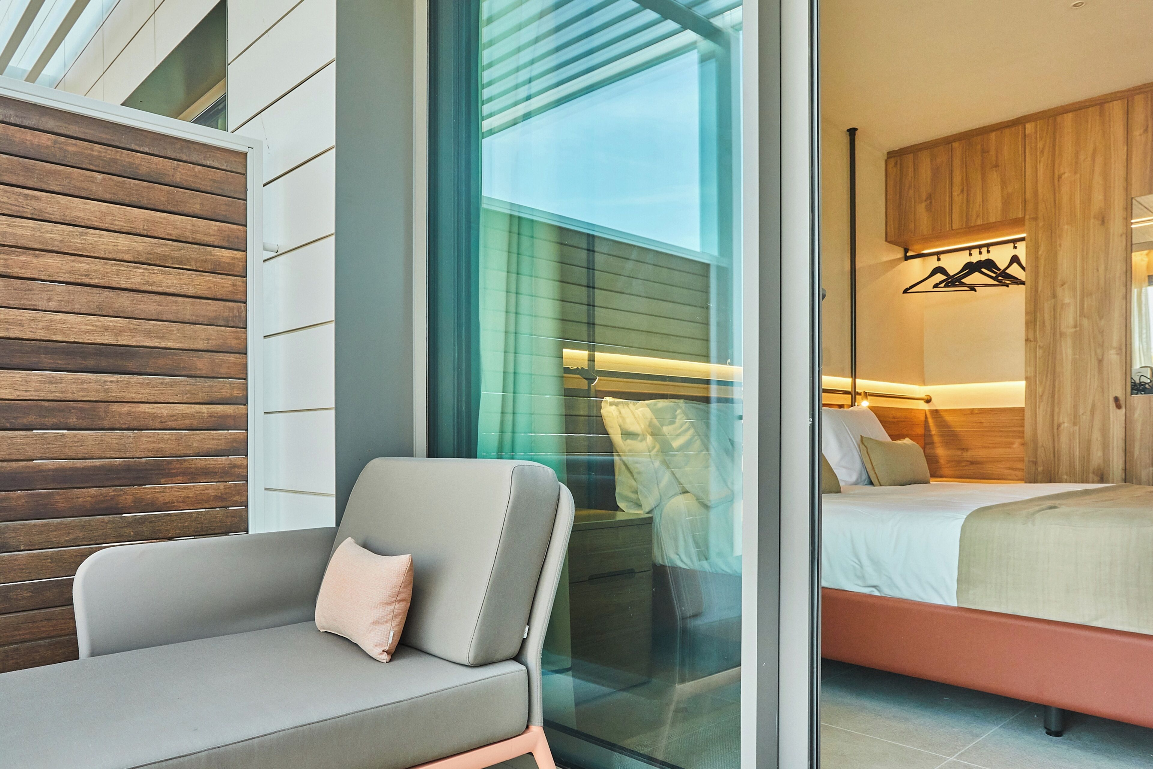 Chambre Double Standard, vue piscine | Coffres-forts dans les chambres, bureau, chambres insonorisées