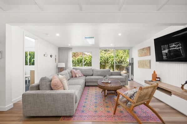 Televisión, chimenea, libros, oficina