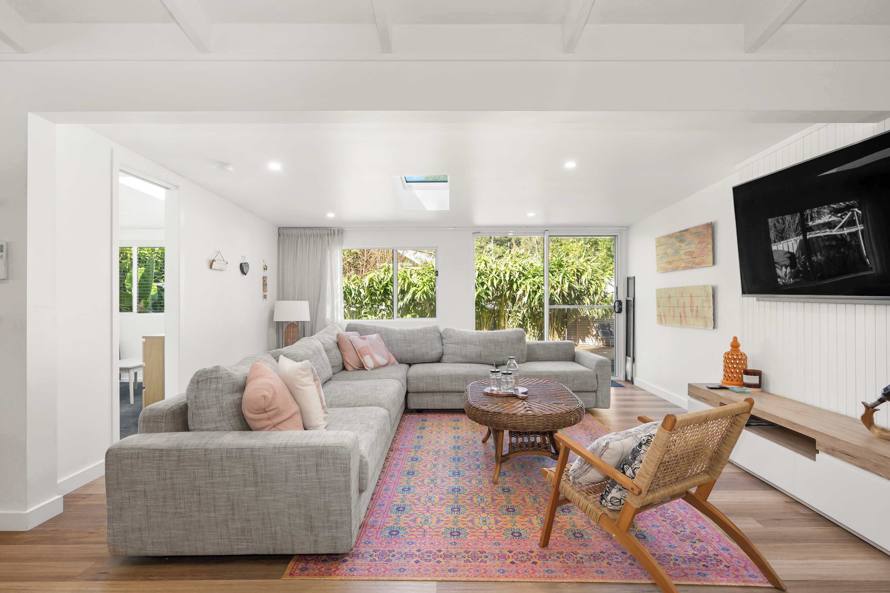 TV, peis, bøker og kontorer