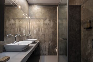 Dusche, Haartrockner, Bidet, Handtücher