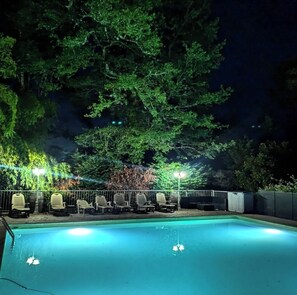 Una piscina al aire libre, una piscina climatizada