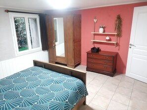7 bedrooms, free WiFi, bed sheets, wheelchair access