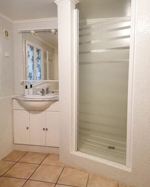 Douche, serviettes fournies, papier toilette