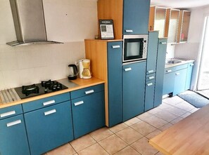 Fridge, microwave, oven, stovetop - Gîte for 12 to 20 people with heated swimming pool, in Aveyron 🌿 (La Fouillade)