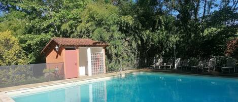 Een buitenzwembad, een verwarmd zwembad