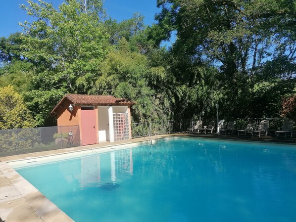 室外游泳池，恒温泳池