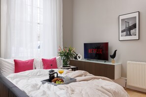 Departamento | Área de sala de estar | Smart TV de 45 pulgadas con canales por cable y televisión 