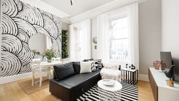 Appartement | Coin séjour | TV connectée de 45 pouces avec chaînes par câble, télévision