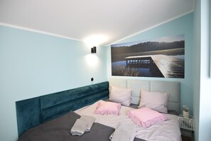 3 habitaciones, tabla de planchar con plancha y cuna de viaje 