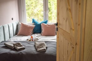 3 habitaciones, tabla de planchar con plancha y cuna de viaje 