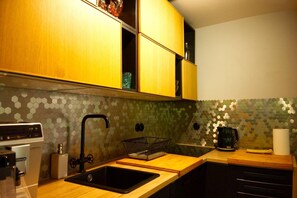 Frigorífico, microondas, placa de cocina y lavavajillas