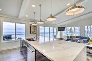 Fridge, microwave, stovetop, dishwasher - Waterfront Kingston Getaway on Puget Sound! (Kingston)